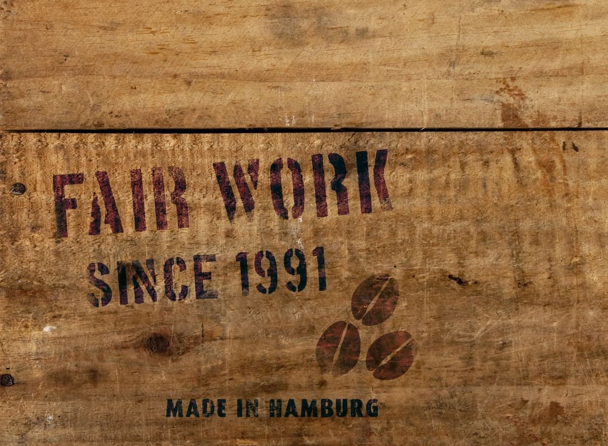 Holzkiste mi Beschriftung: Fair work since 1991. Made in Hamburg.