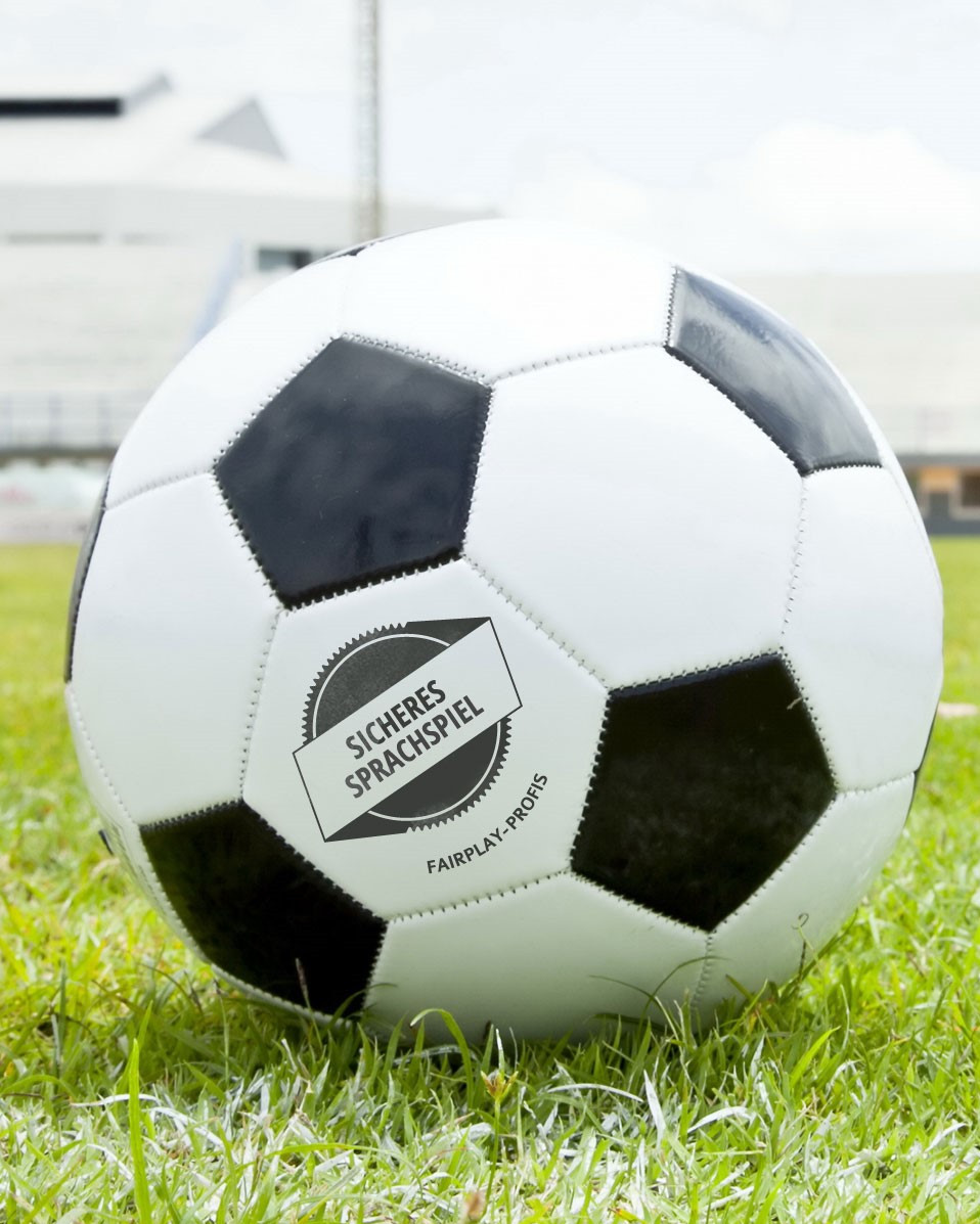 Fußball mit Beschriftung: "Sicheres Sprachspiel", darunter "Fairplay-Profis"