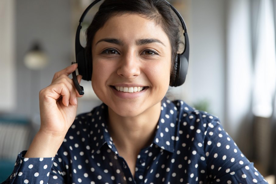 Lächelnde Dolmetscherin mit Headset