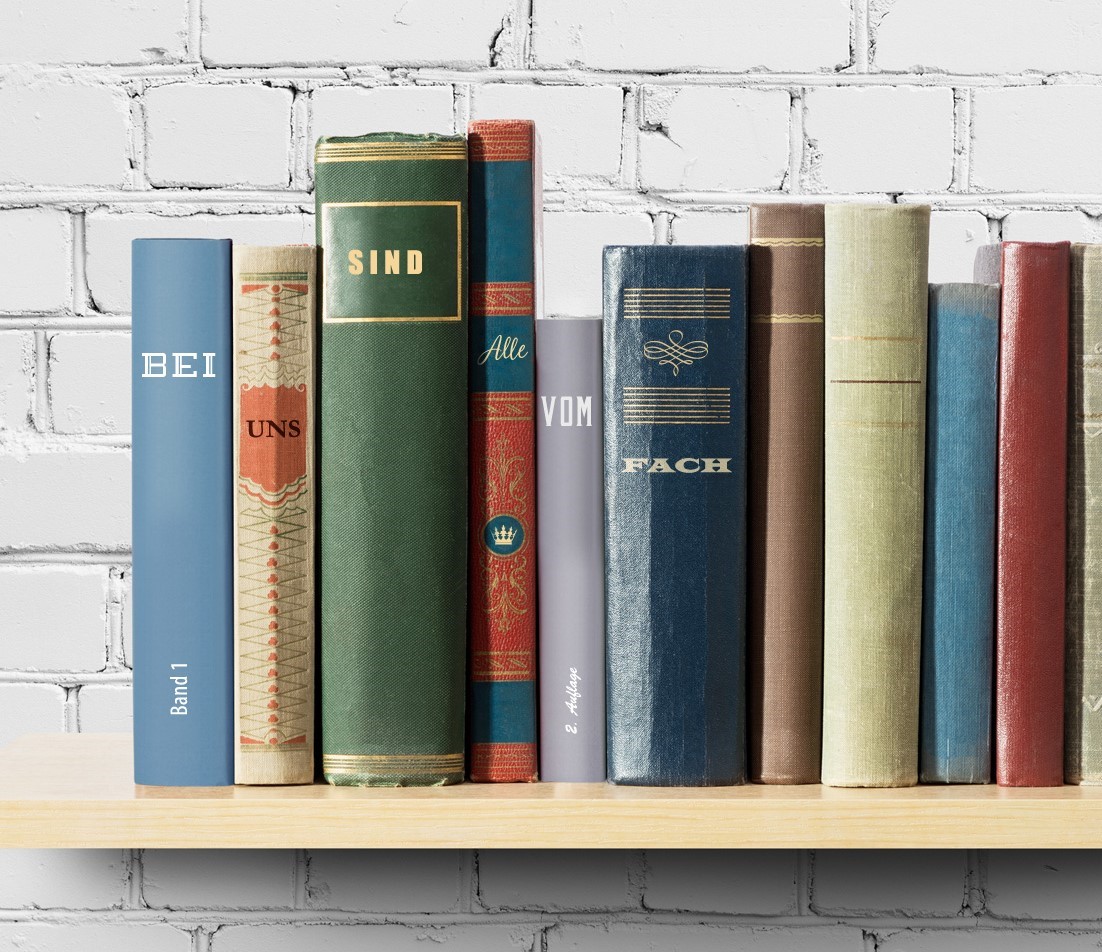 Bücher in einem Regal. Auf den Buckrücken steht: Wir sind alle vom Fach.